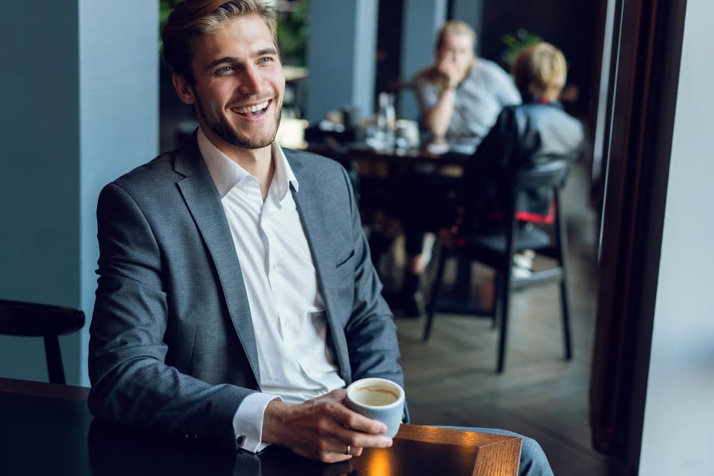 Geschäftsmann im Beratungsgespräch über Personaldienstleistungen